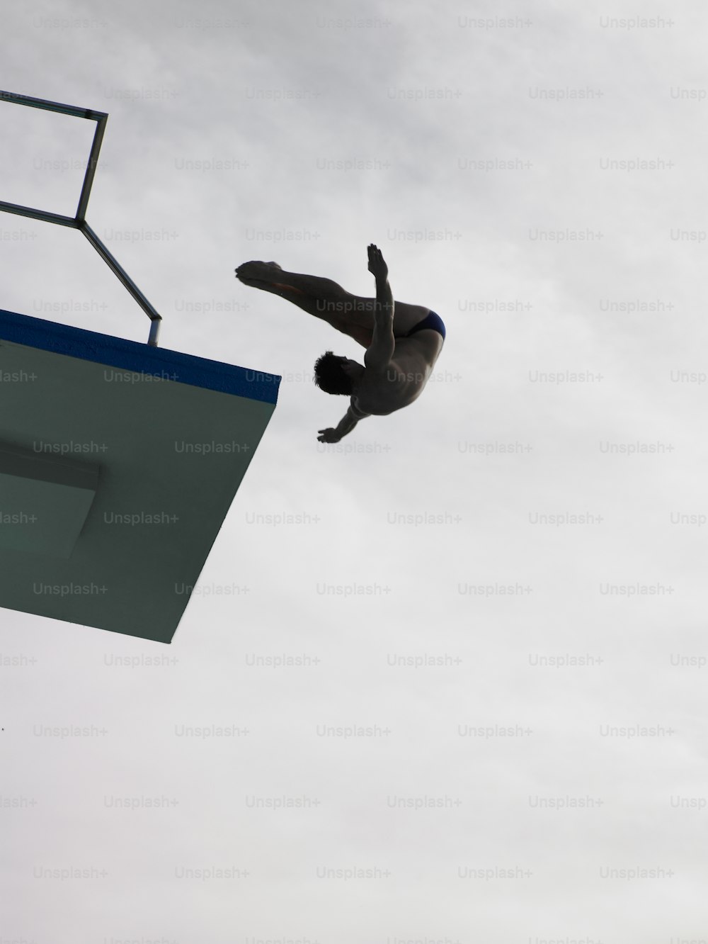 Un homme volant dans les airs en faisant de la planche à roulettes