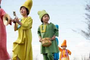 un gruppo di bambini vestiti in costume che suonano strumenti musicali