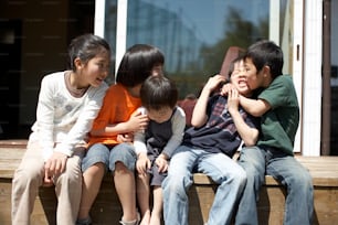 Un grupo de niños sentados en un banco de madera