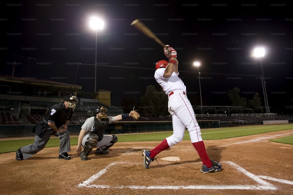 Un jugador de béisbol balanceando un bate en un campo
