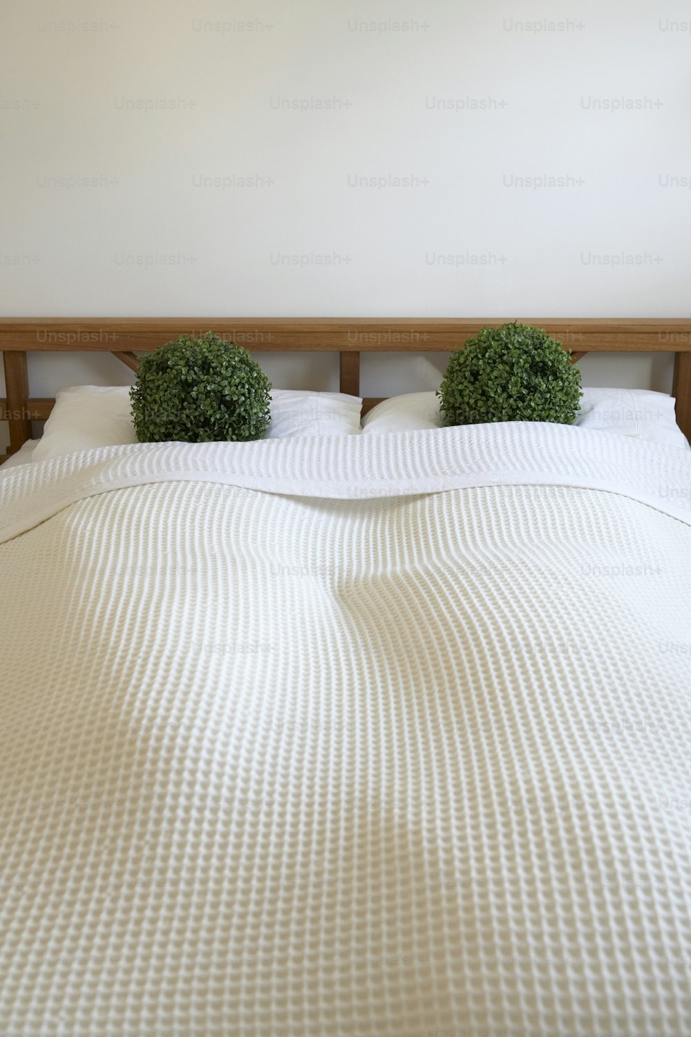 베개 2개와 그 위에 베개 2개가 있는 침대