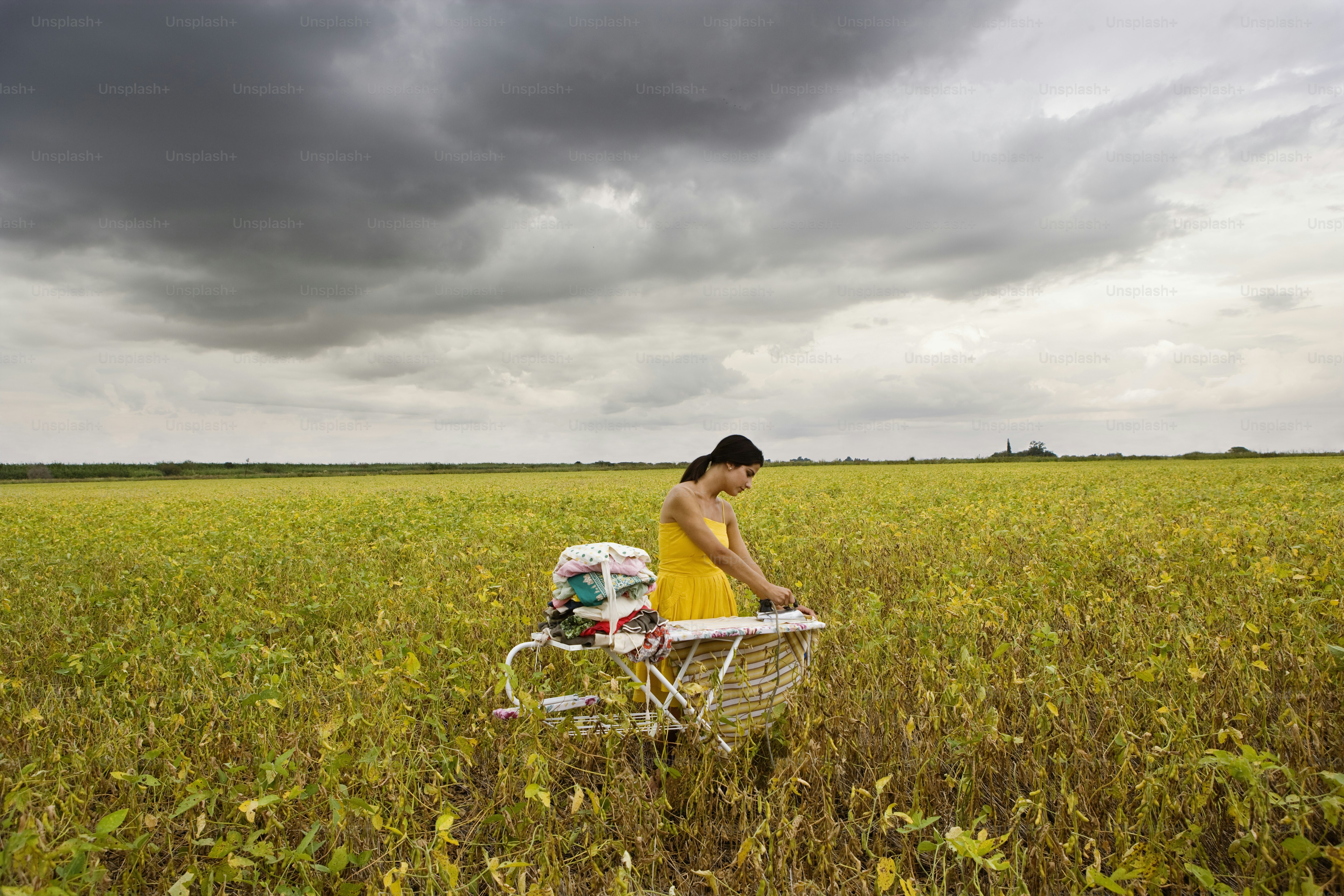 Un uomo in piedi in un campo con una bicicletta