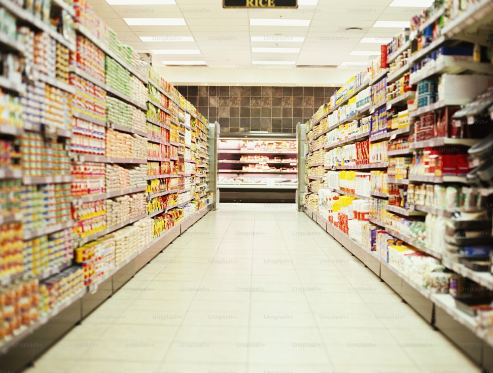 Un pasillo de supermercado lleno de mucha comida