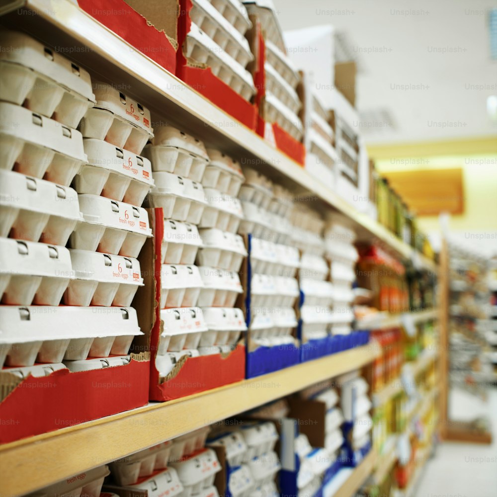 Un estante de la tienda lleno de muchas tazas