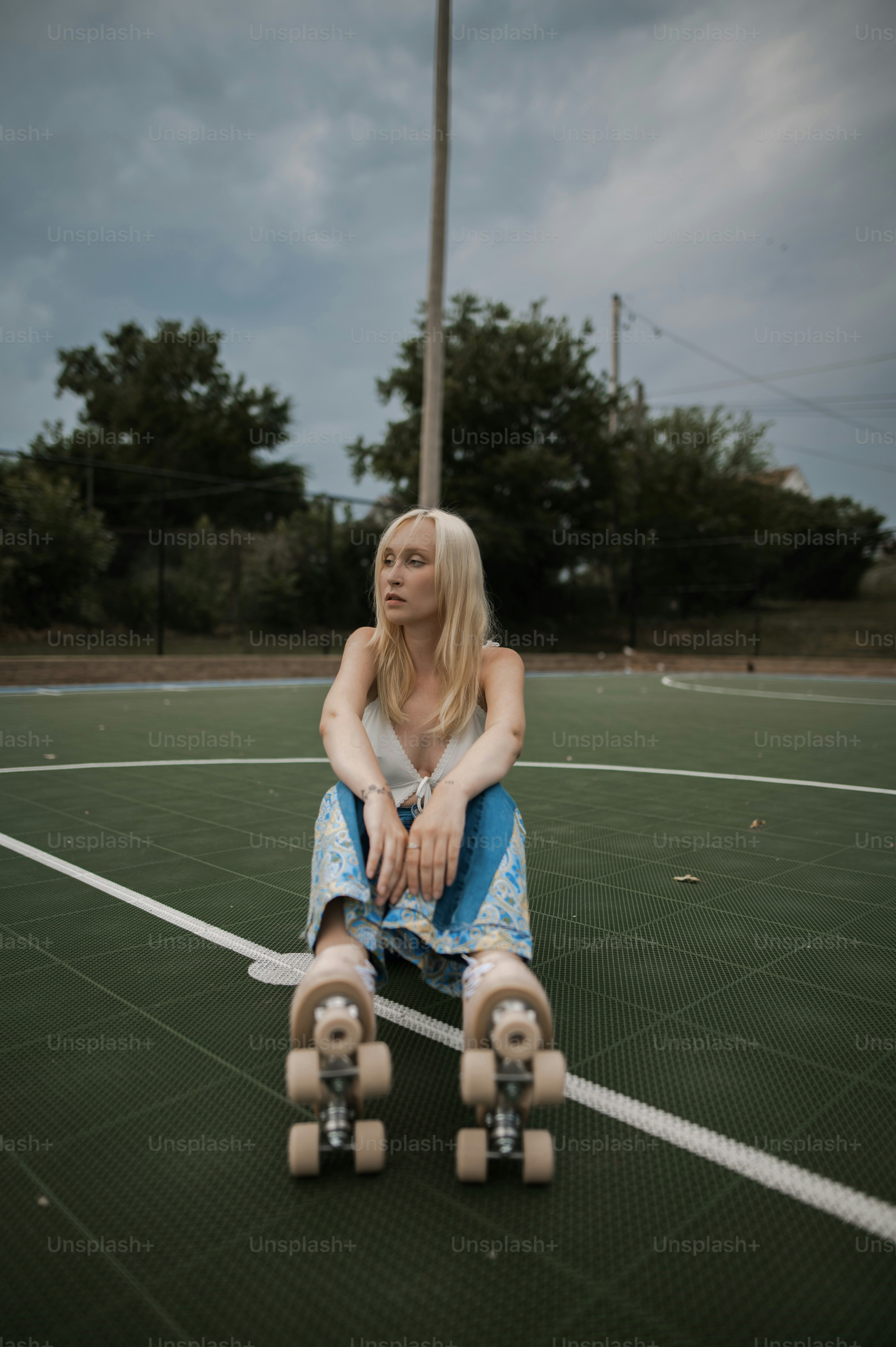 Una mujer sentada encima de una cancha de tenis