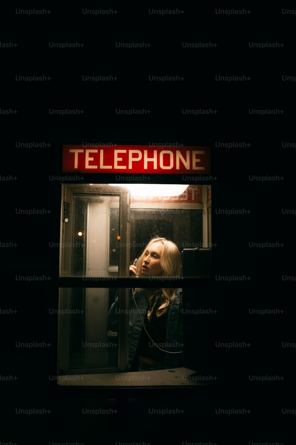 Una mujer sentada en una cabina mirando por la ventana