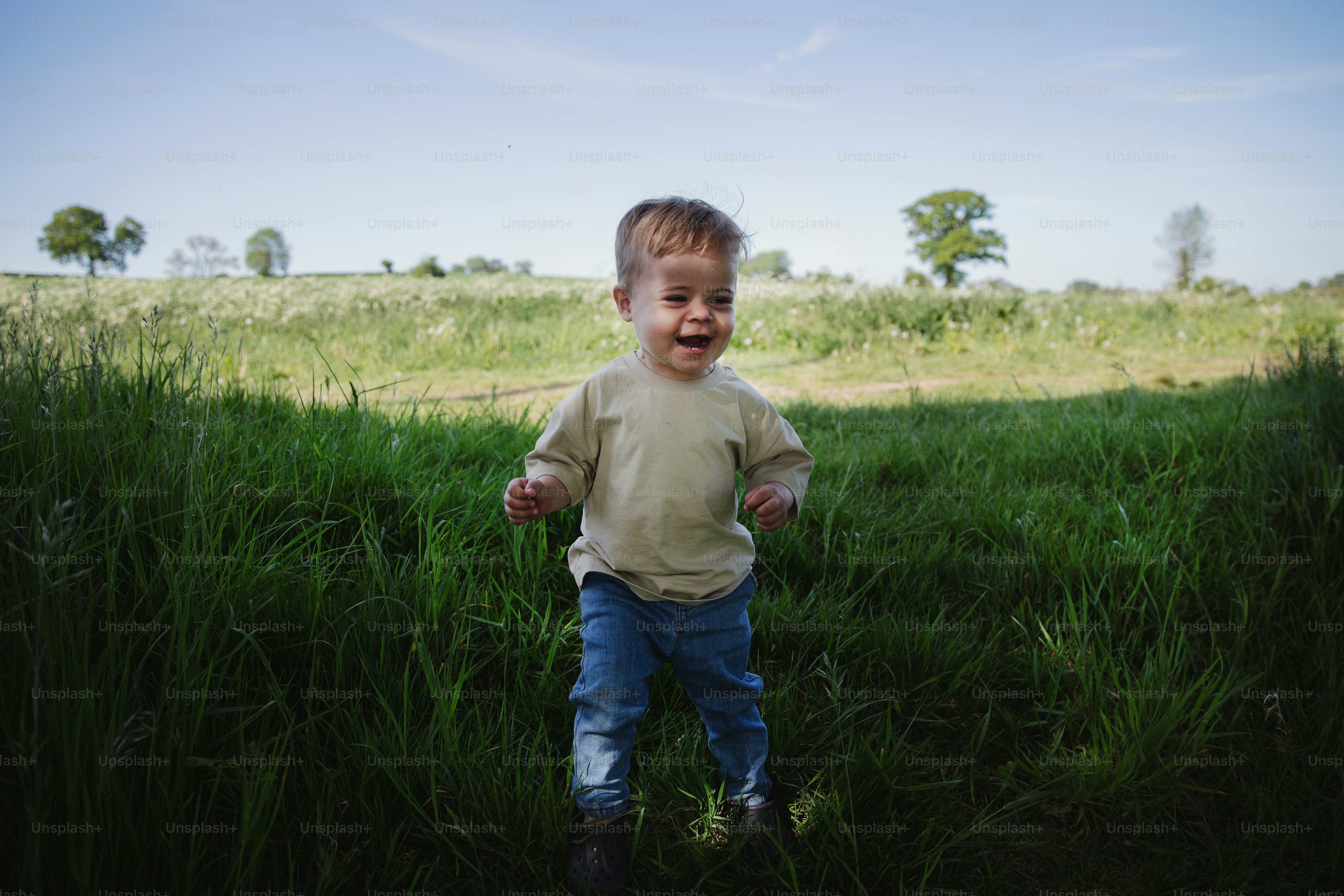 um menino correndo por um campo de grama alta