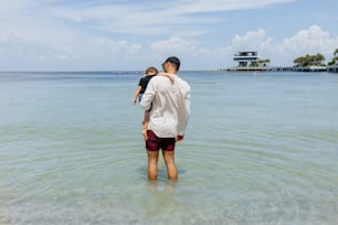 Un homme et un enfant se tiennent dans l’eau