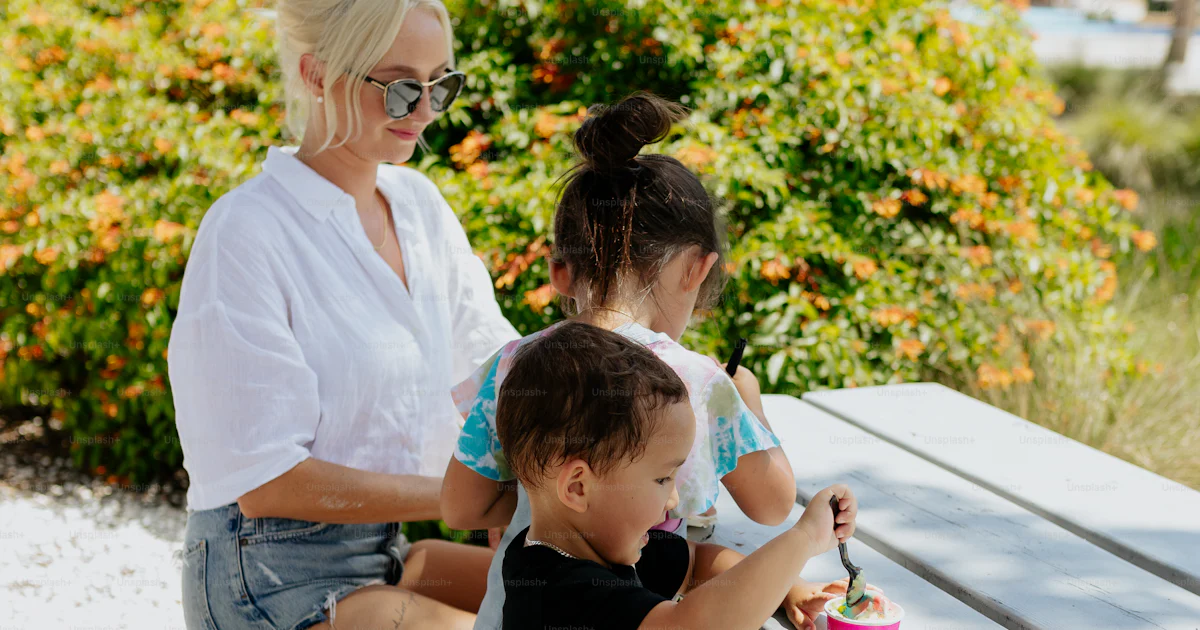 Foto Una Mujer Y Dos Ni os Sentados En Una Mesa De Picnic Al Aire foto-una-mujer-y-dos-ni-os-sentados-en-una-mesa-de-picnic-al-aire
