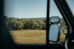 una vista di un campo attraverso un finestrino dell'auto
