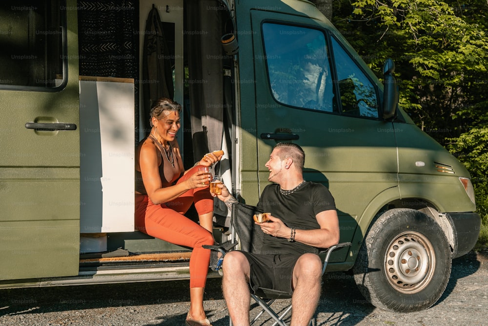 un homme assis sur une chaise à côté d’une femme