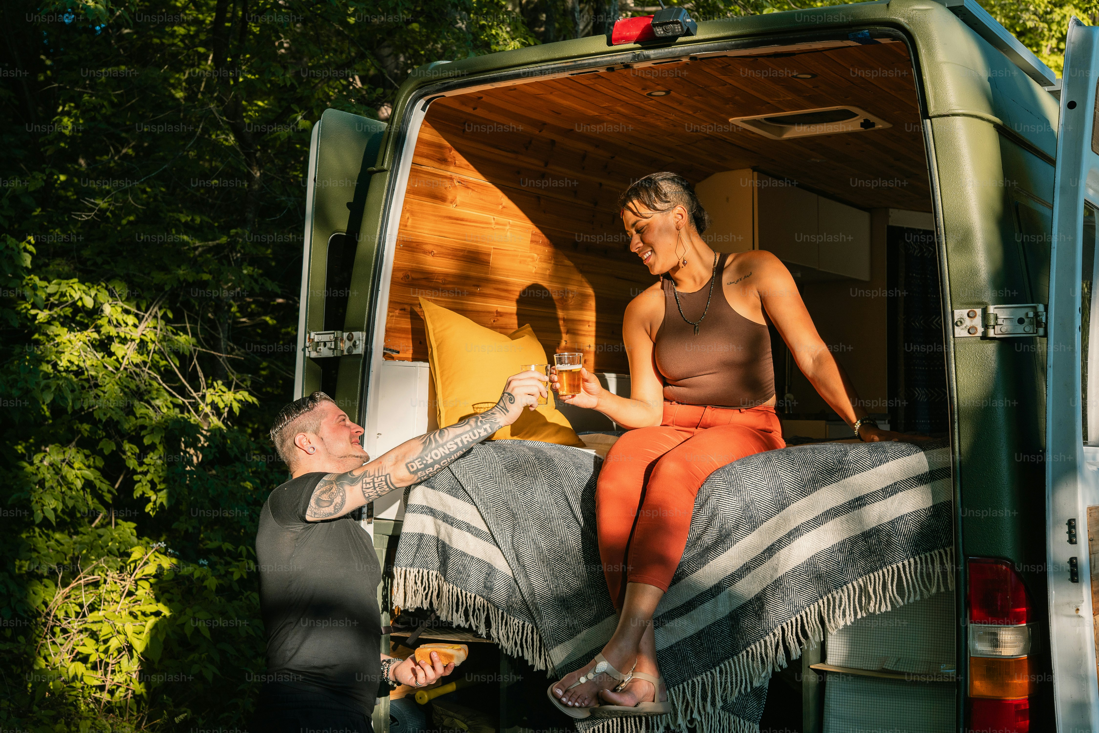 Eine Frau, die auf der Ladefläche eines grünen Lieferwagens sitzt