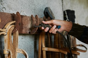 uma pessoa está segurando um pedaço de couro na mão