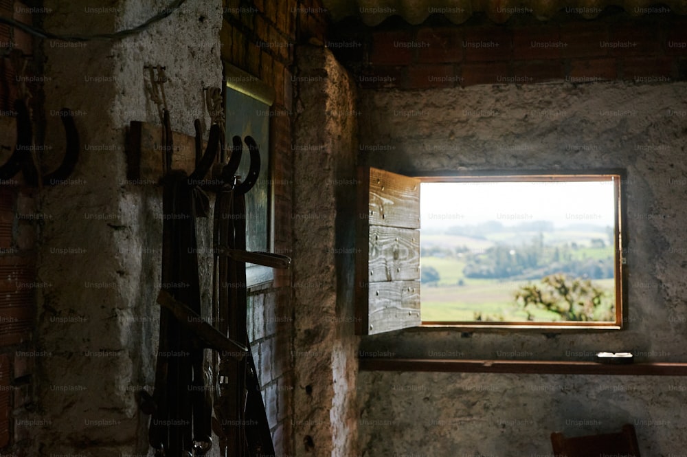 una finestra in un edificio in pietra con vista sulla campagna