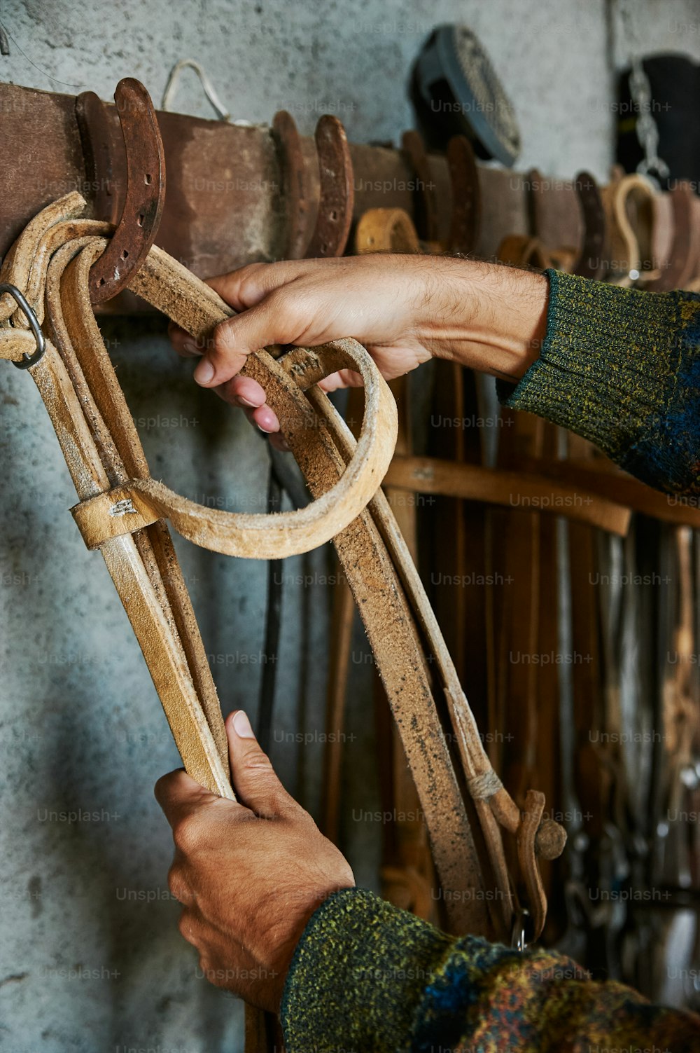 eine Person, die eine Schere in der Hand hält