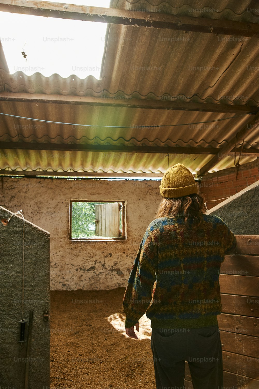 una persona in piedi in una stanza con un tetto