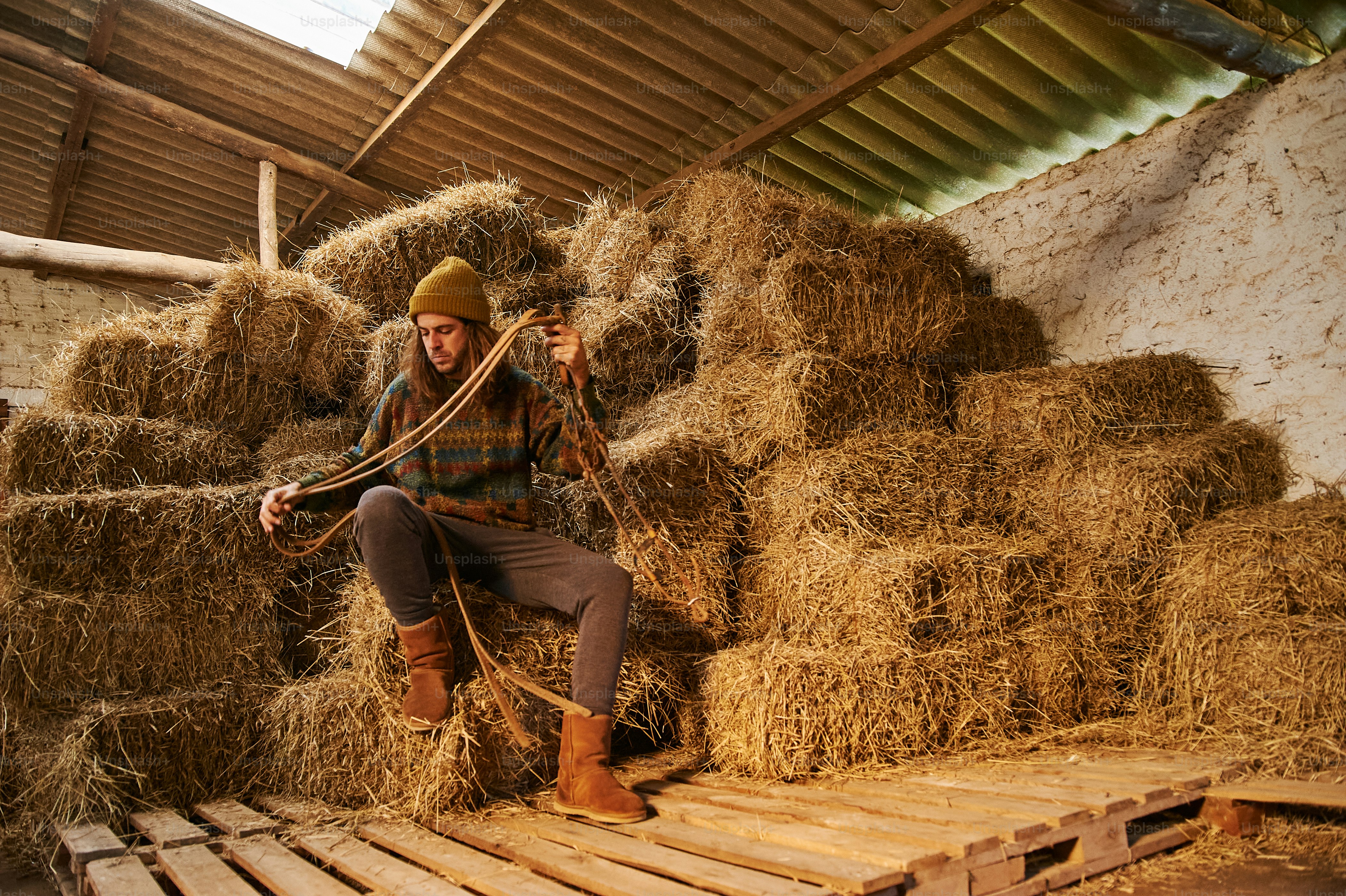 Ein Mann, der auf einem Heuhaufen sitzt