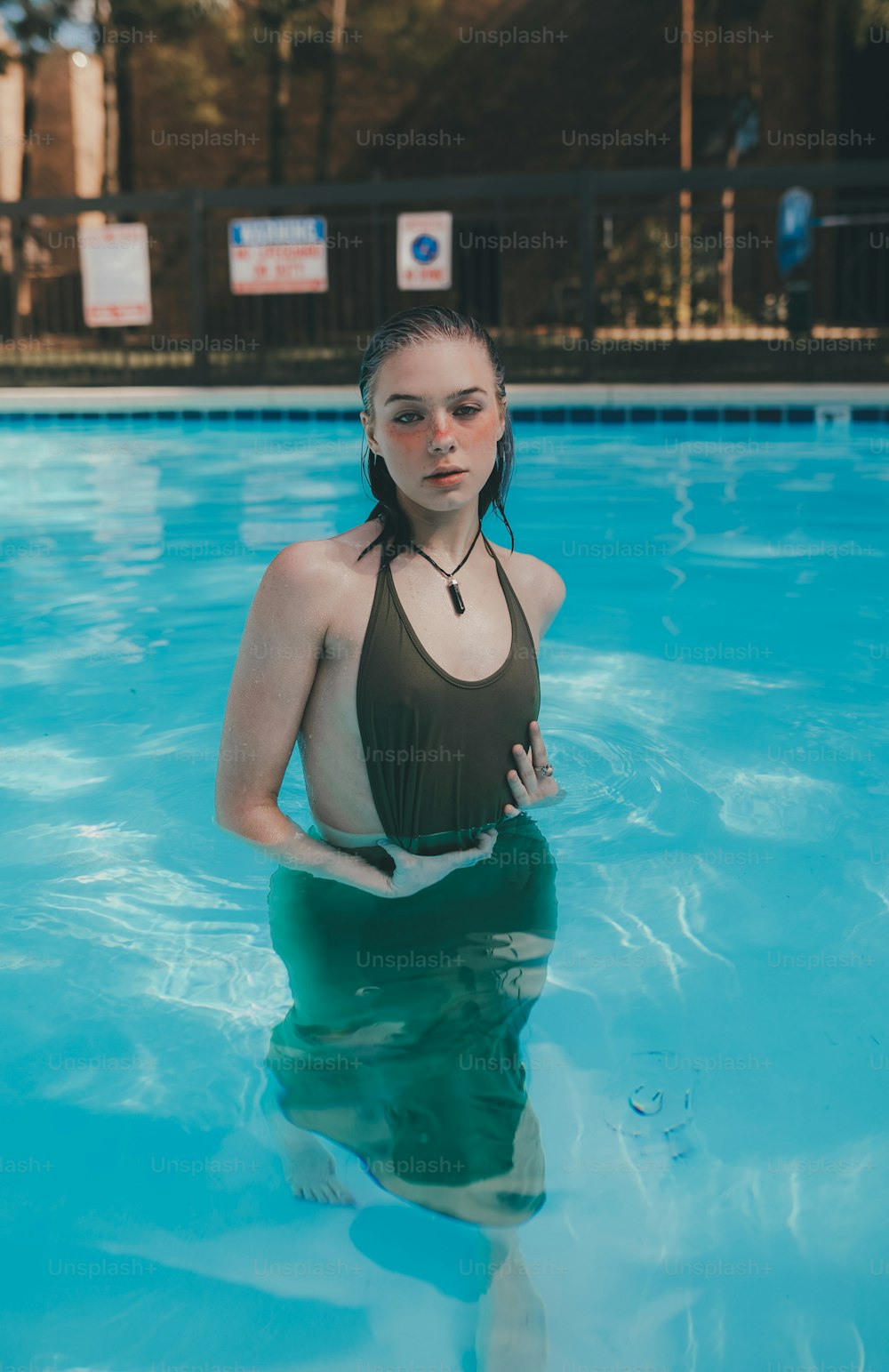 uma mulher em um traje de banho em uma piscina