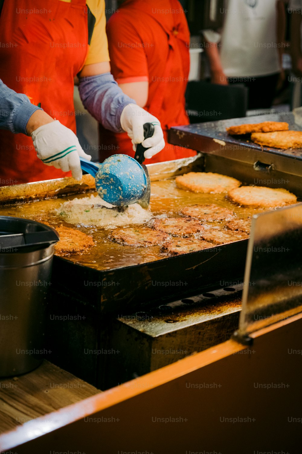 un groupe de personnes dans une cuisine préparant de la nourriture