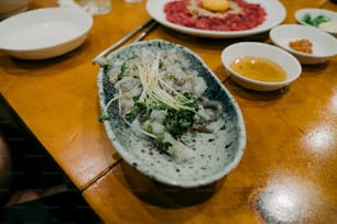 食べ物の皿で覆われ�た木製のテーブル
