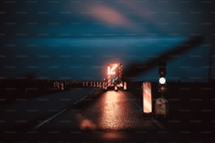 um semáforo sentado à beira de uma estrada