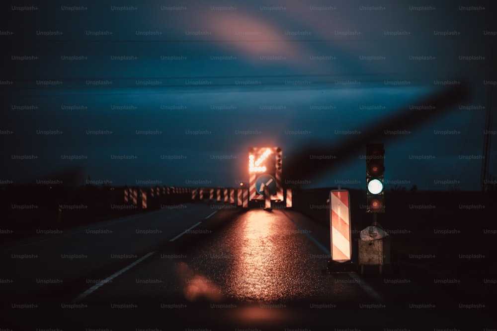 Un semáforo sentado al costado de una carretera