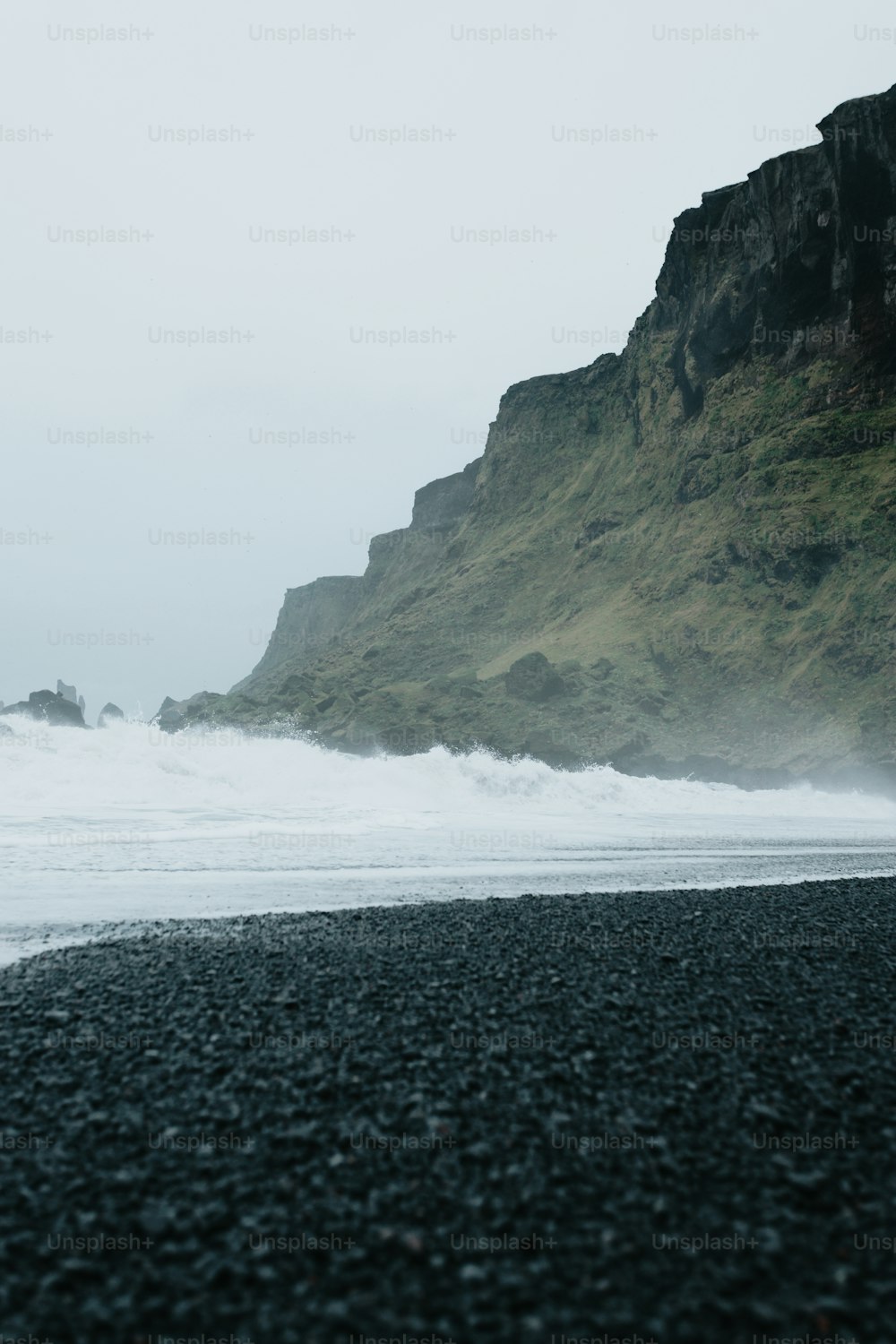 uma pessoa caminhando em uma praia perto do oceano