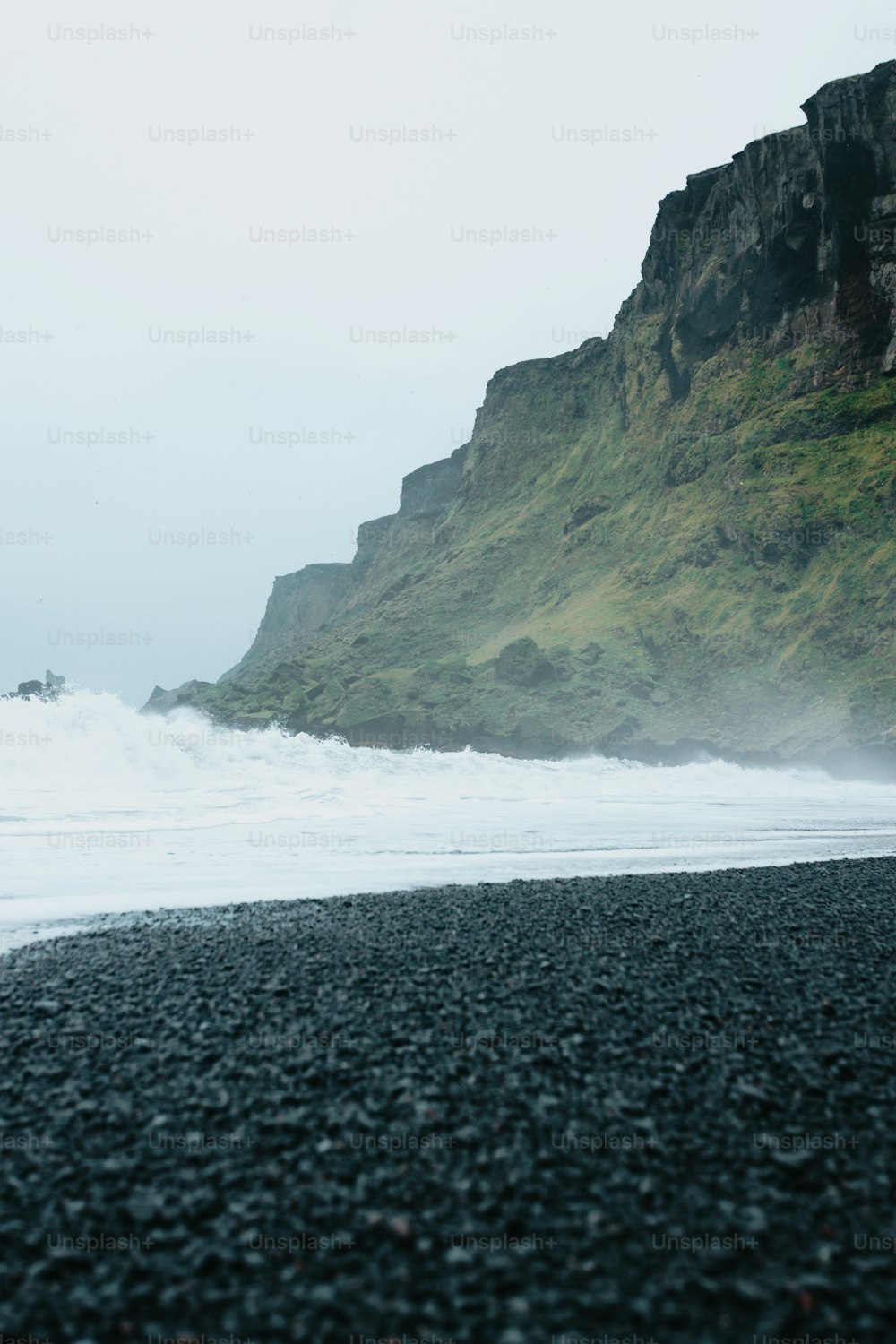 uma pessoa em pé em uma praia perto do oceano