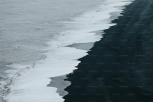 Una foto en blanco y negro de una playa