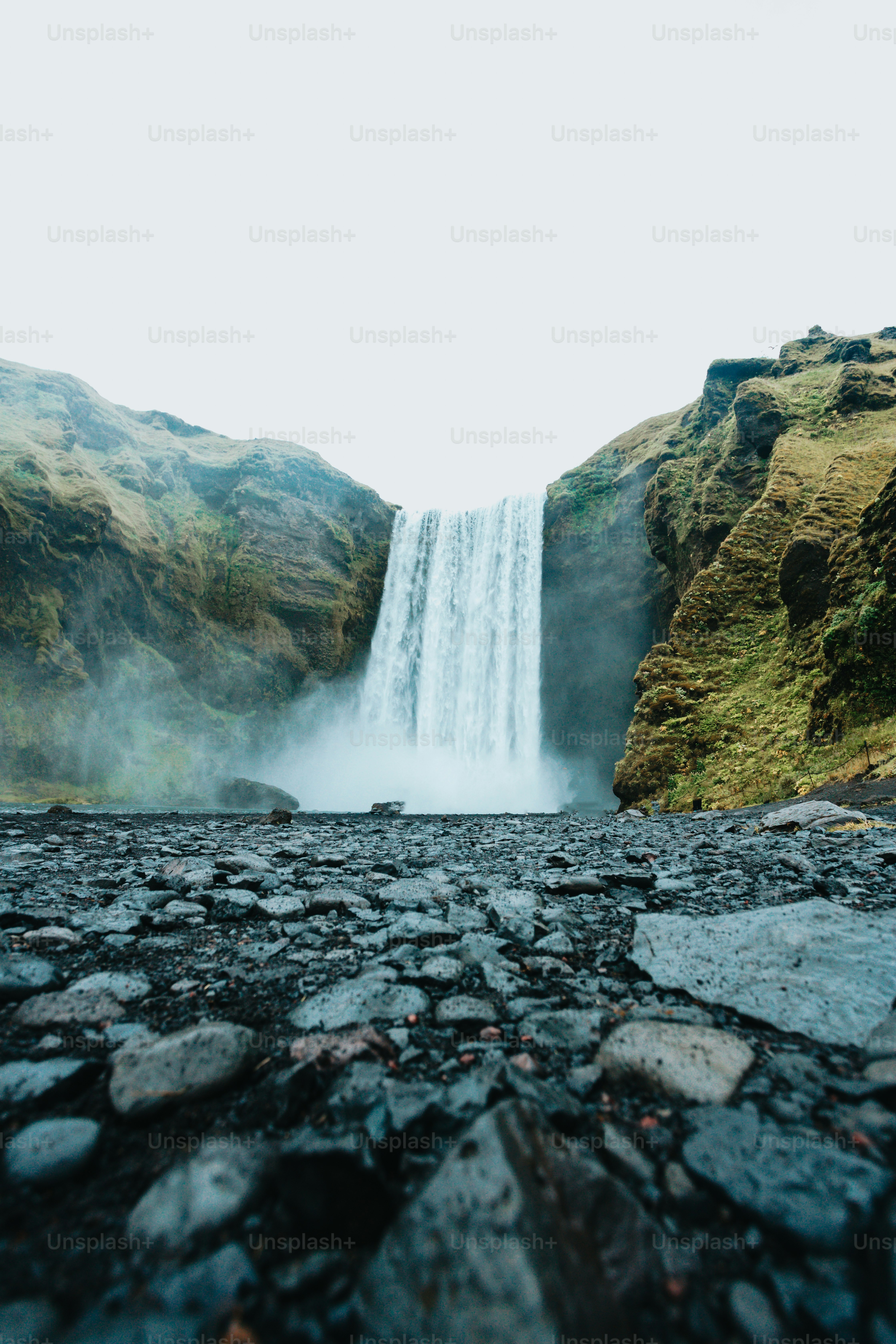 Una grande cascata si trova nel mezzo di una zona rocciosa