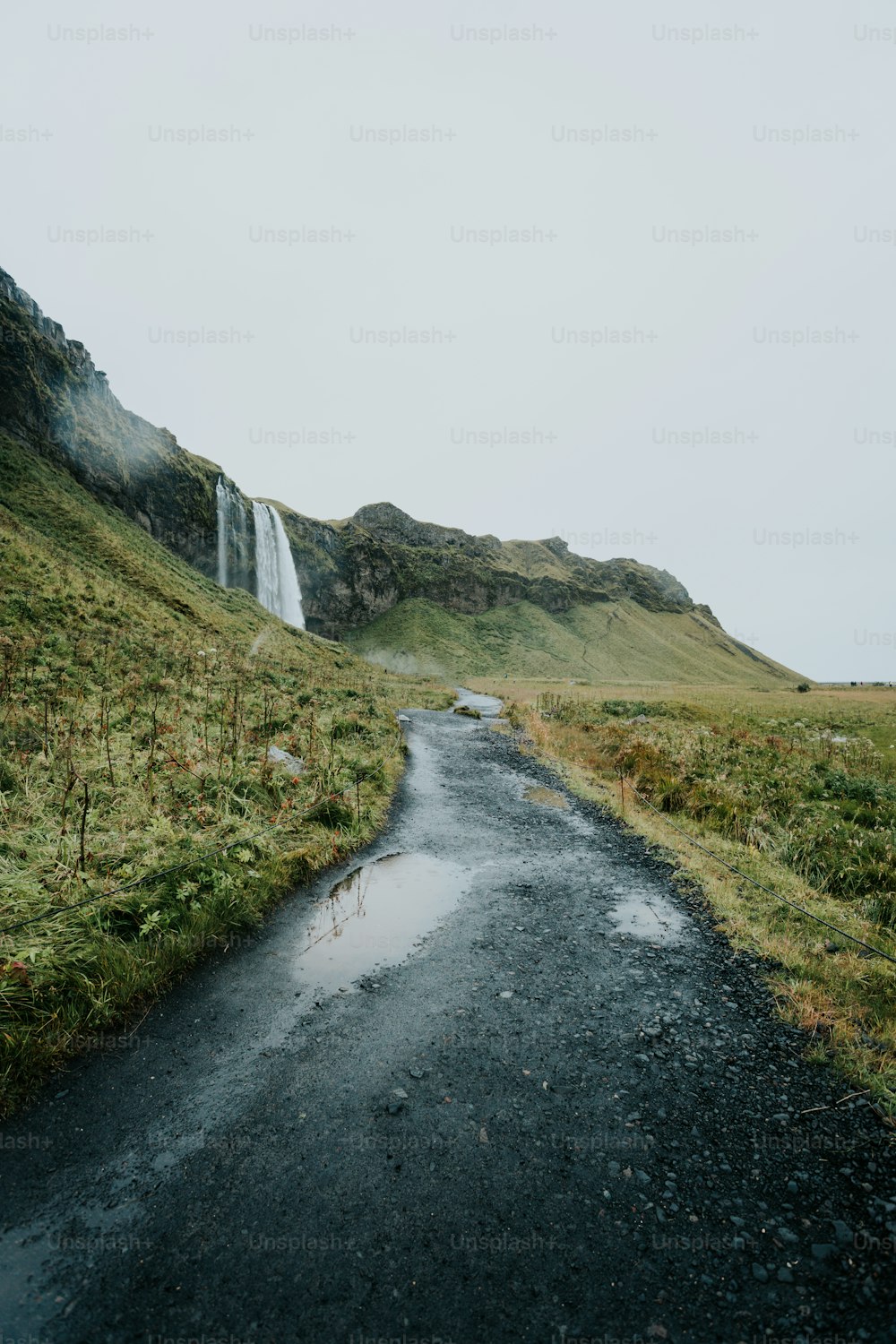 Una strada con una cascata sullo sfondo