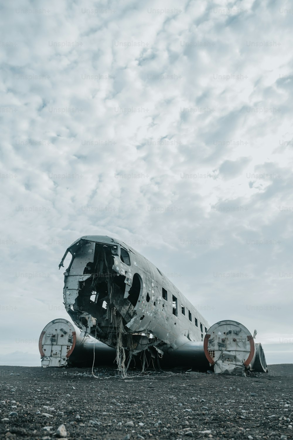 土の中に座っている飛行機