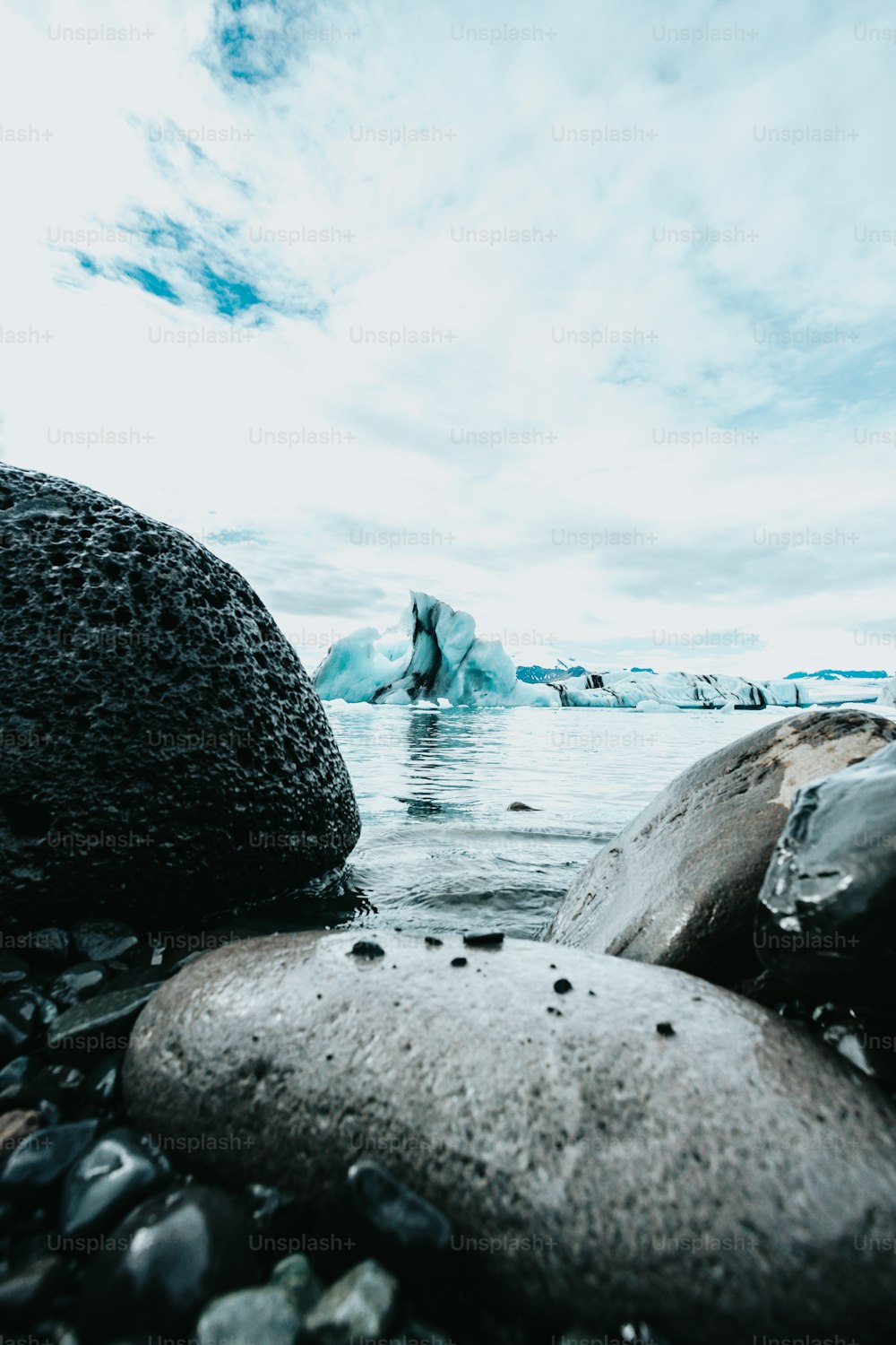 um grande iceberg flutuando sobre um corpo de água