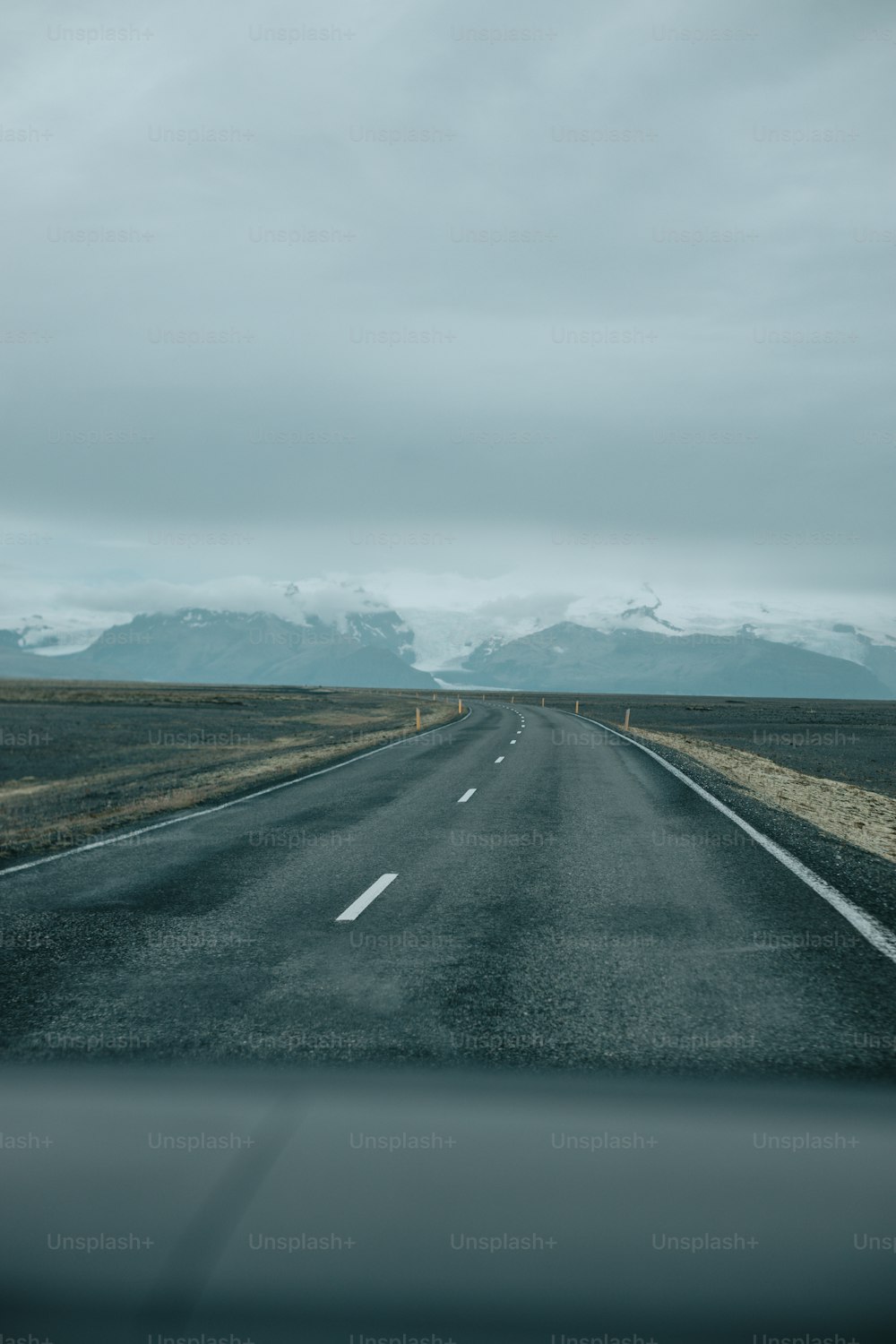 Una strada vuota con le montagne in lontananza
