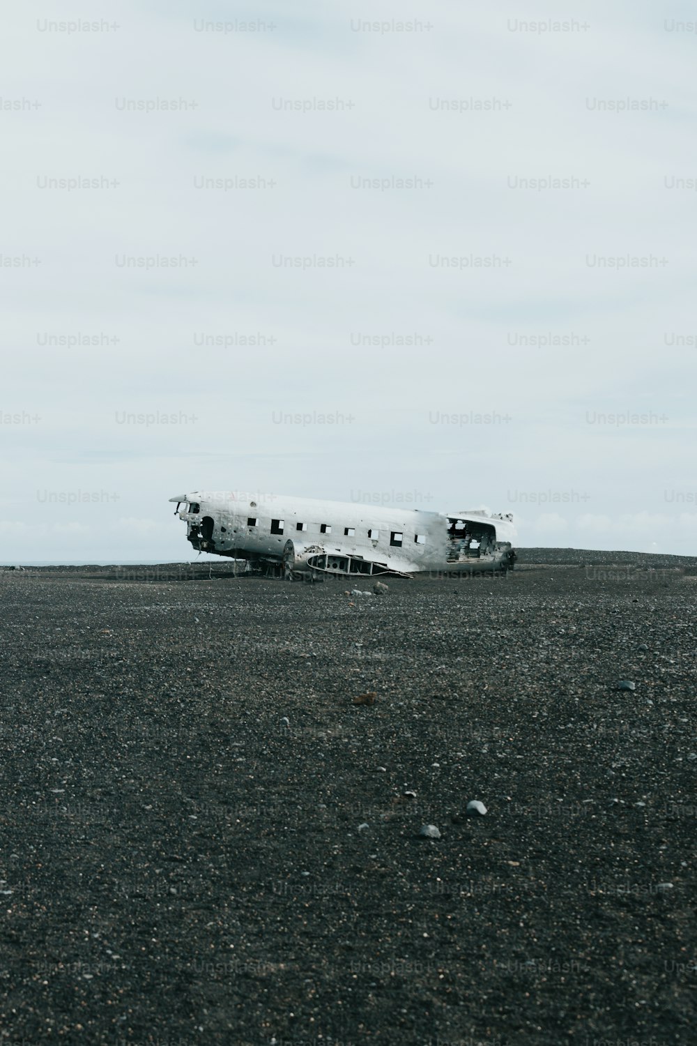 um avião que está sentado no chão