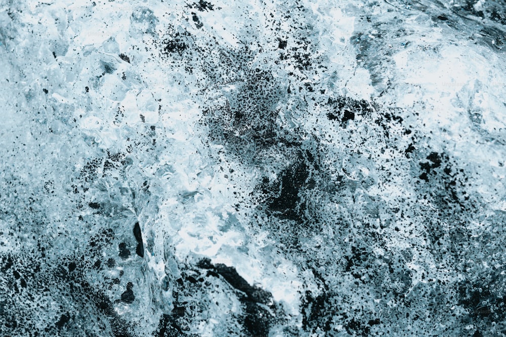 Ein Schwarz-Weiß-Foto von Schnee und Eis