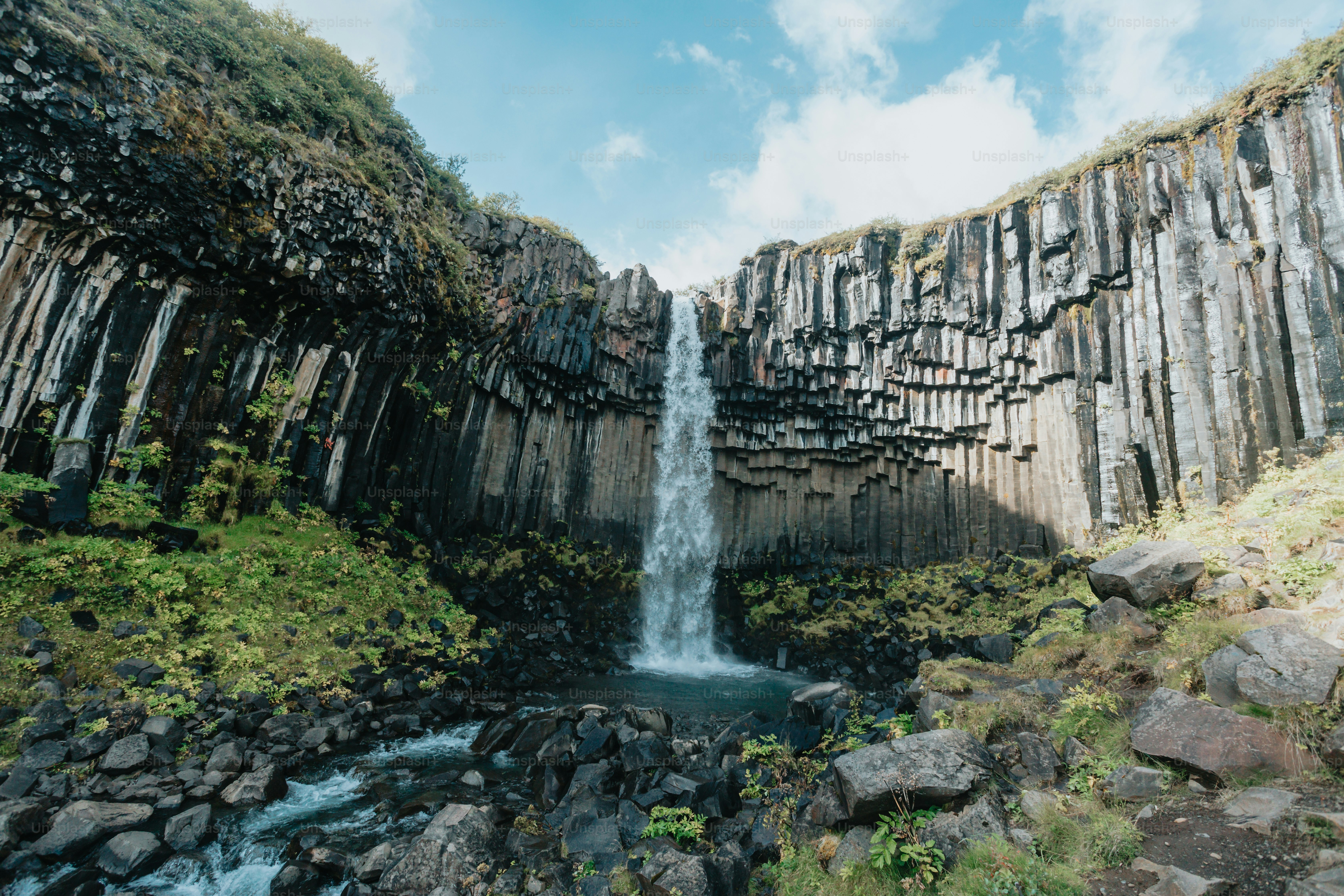 uma cachoeira no meio de uma área rochosa
