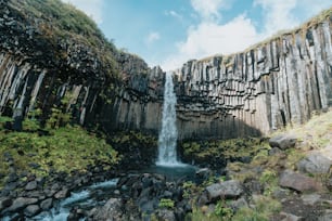 uma cachoeira no meio de uma área rochosa