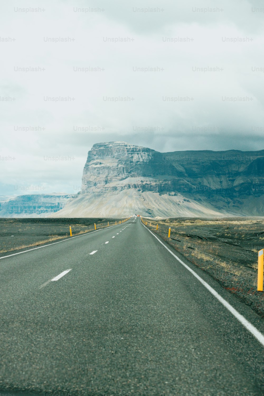 Une route avec une montagne en arrière-plan