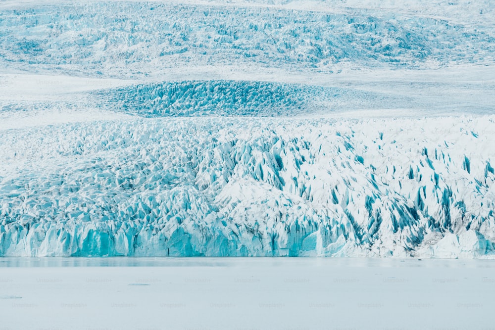Un grande ghiacciaio con molta neve su di esso