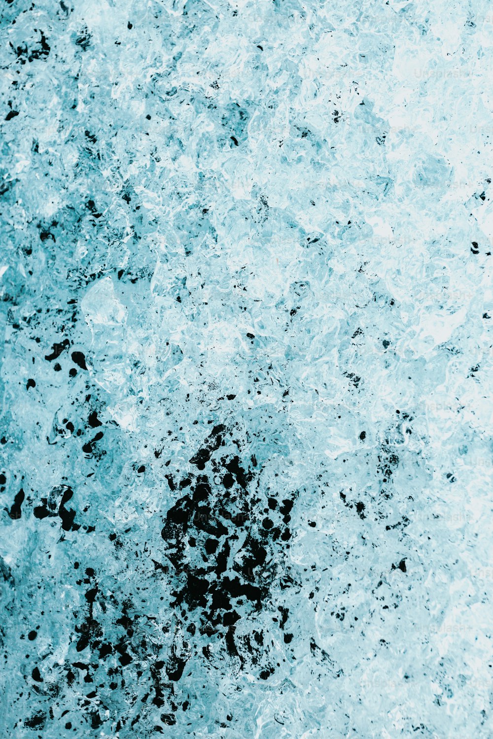 Una foto in bianco e nero di ghiaccio e acqua
