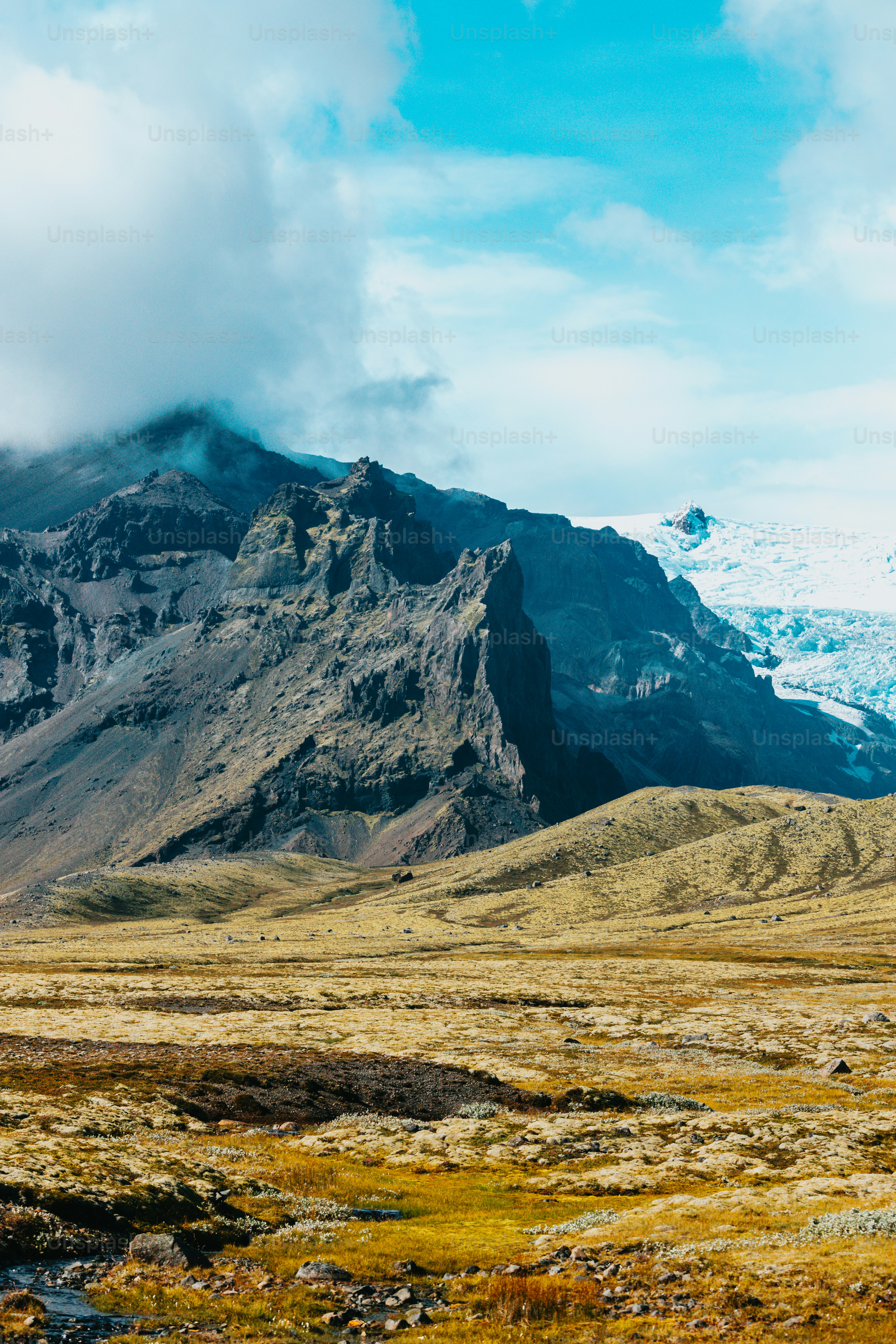 Una montagna con un ghiacciaio sullo sfondo