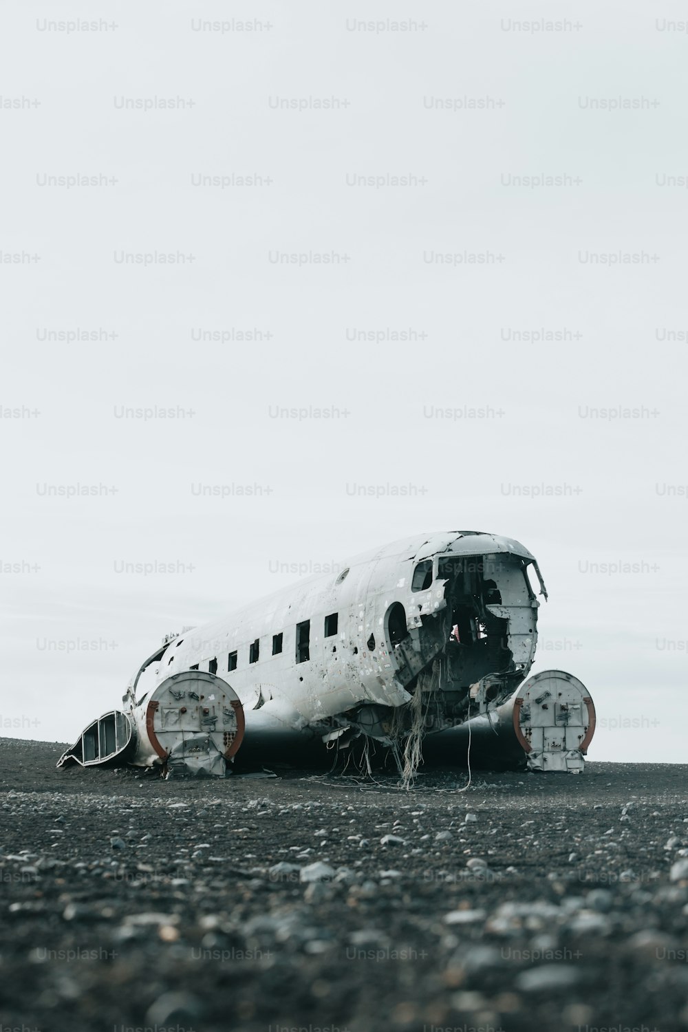 土の中に座っている飛行機