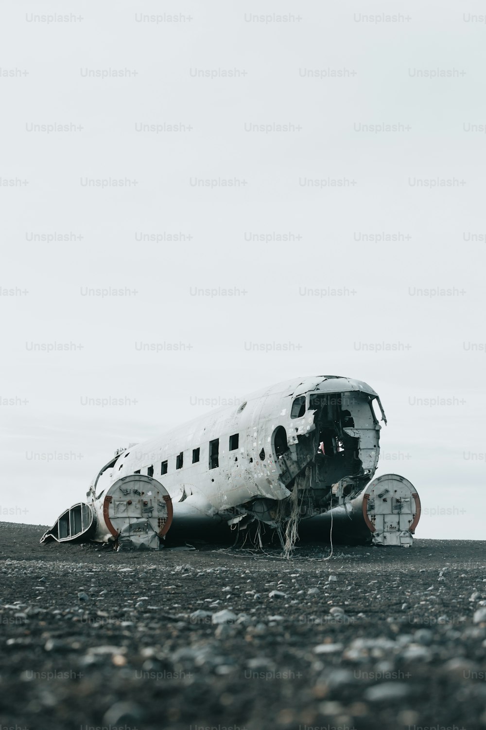 Un avion assis dans la terre