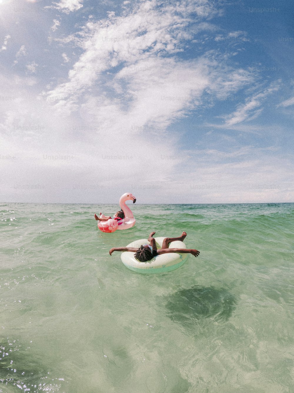 바다에서 서핑보드를 타고 누워 있는 남자