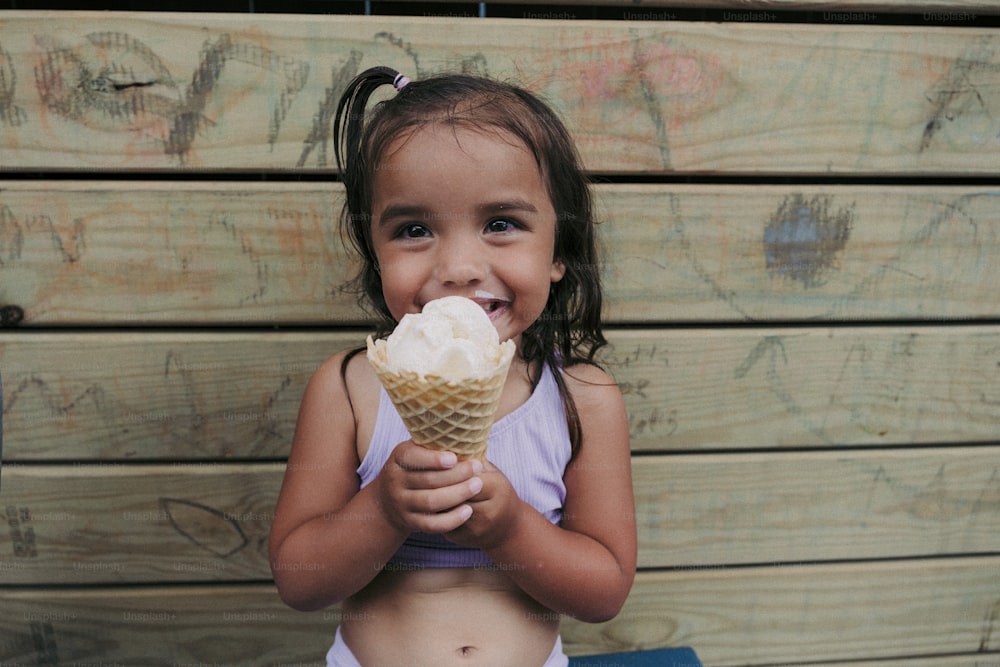 아이스크림 콘을 먹는 어린 소녀