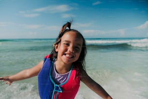 Ein junges Mädchen lächelt, während sie auf einem Surfbrett fährt