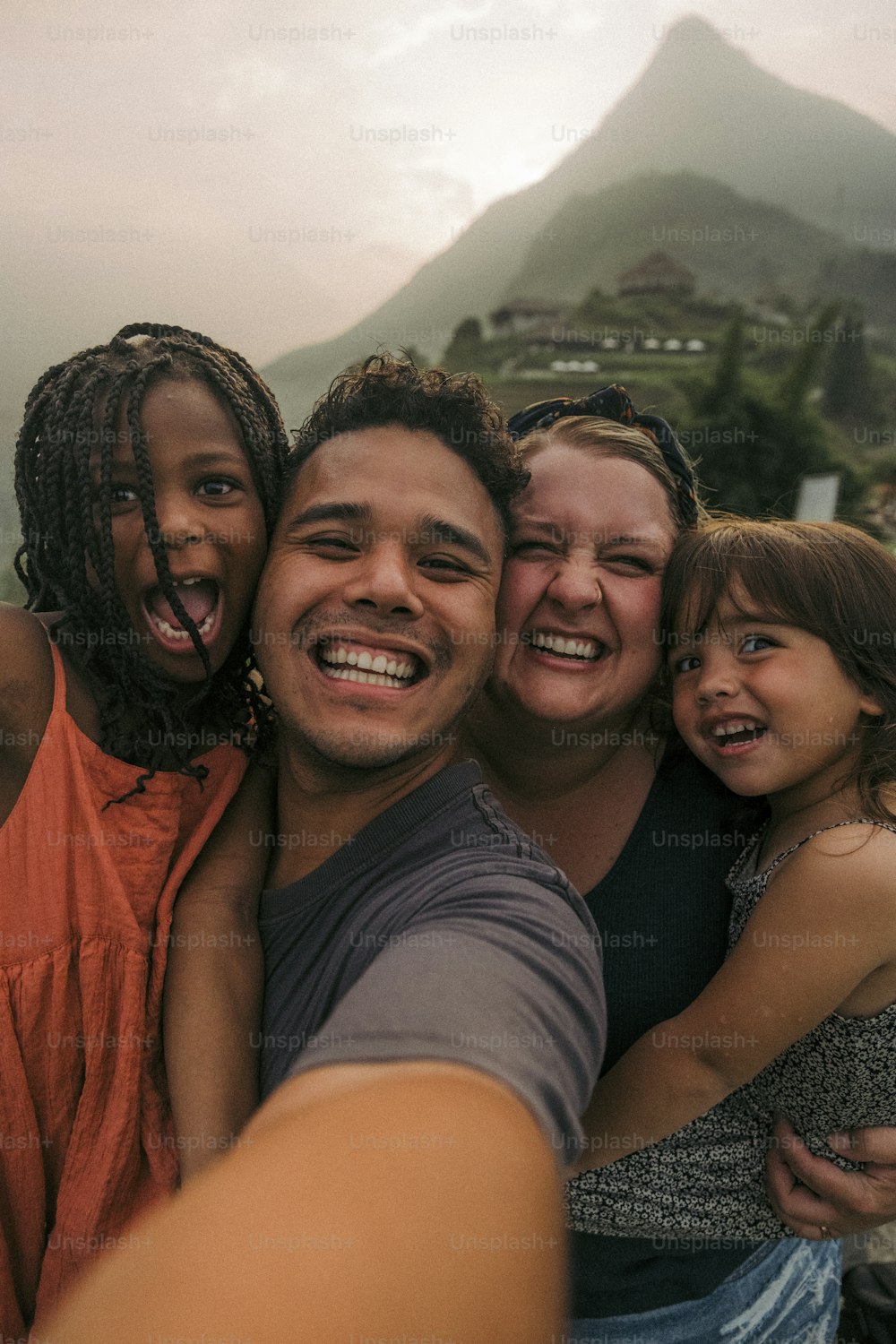 Un grupo de personas tomando una foto juntos