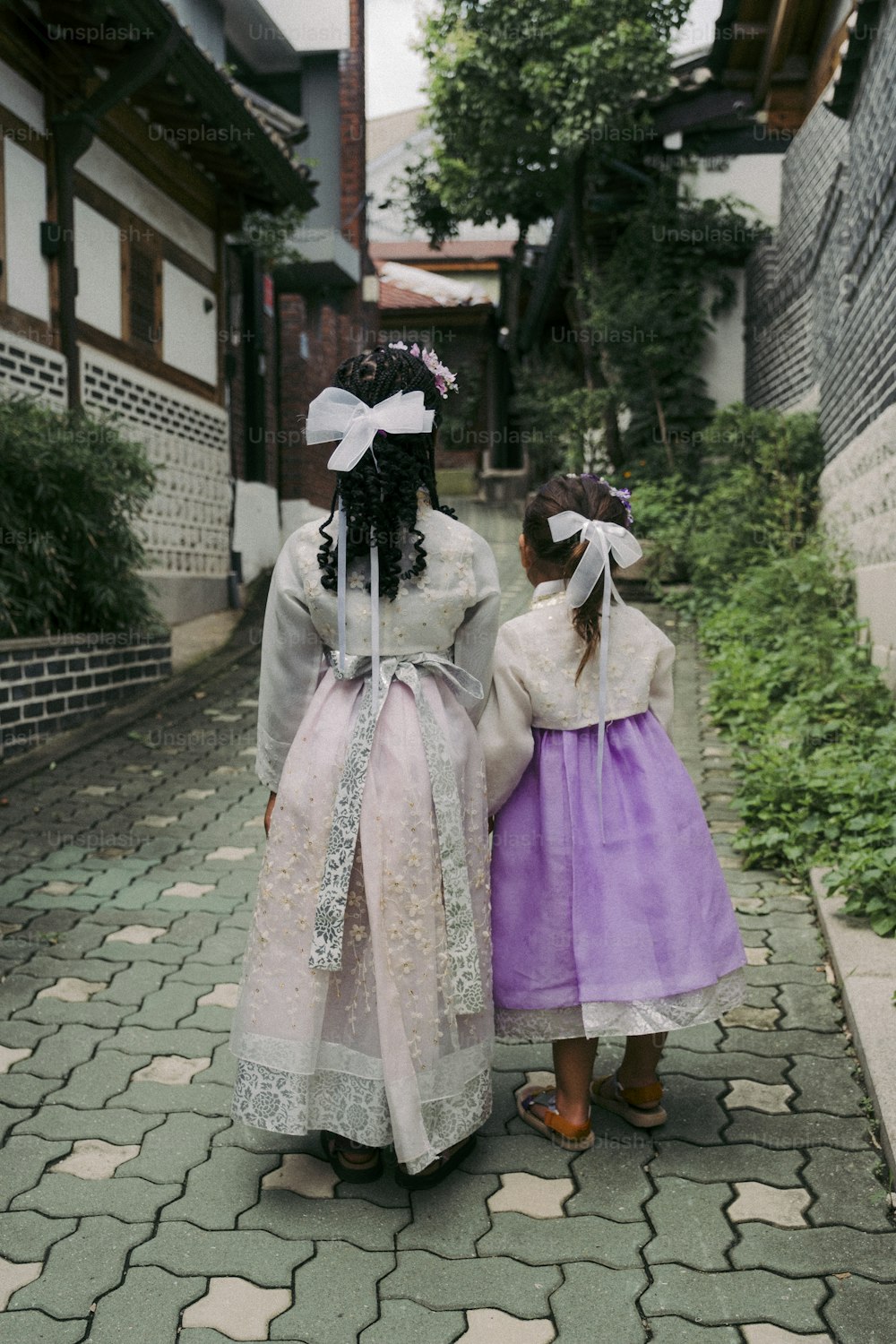 일본 전통 의상을 입은 두 어린 소녀