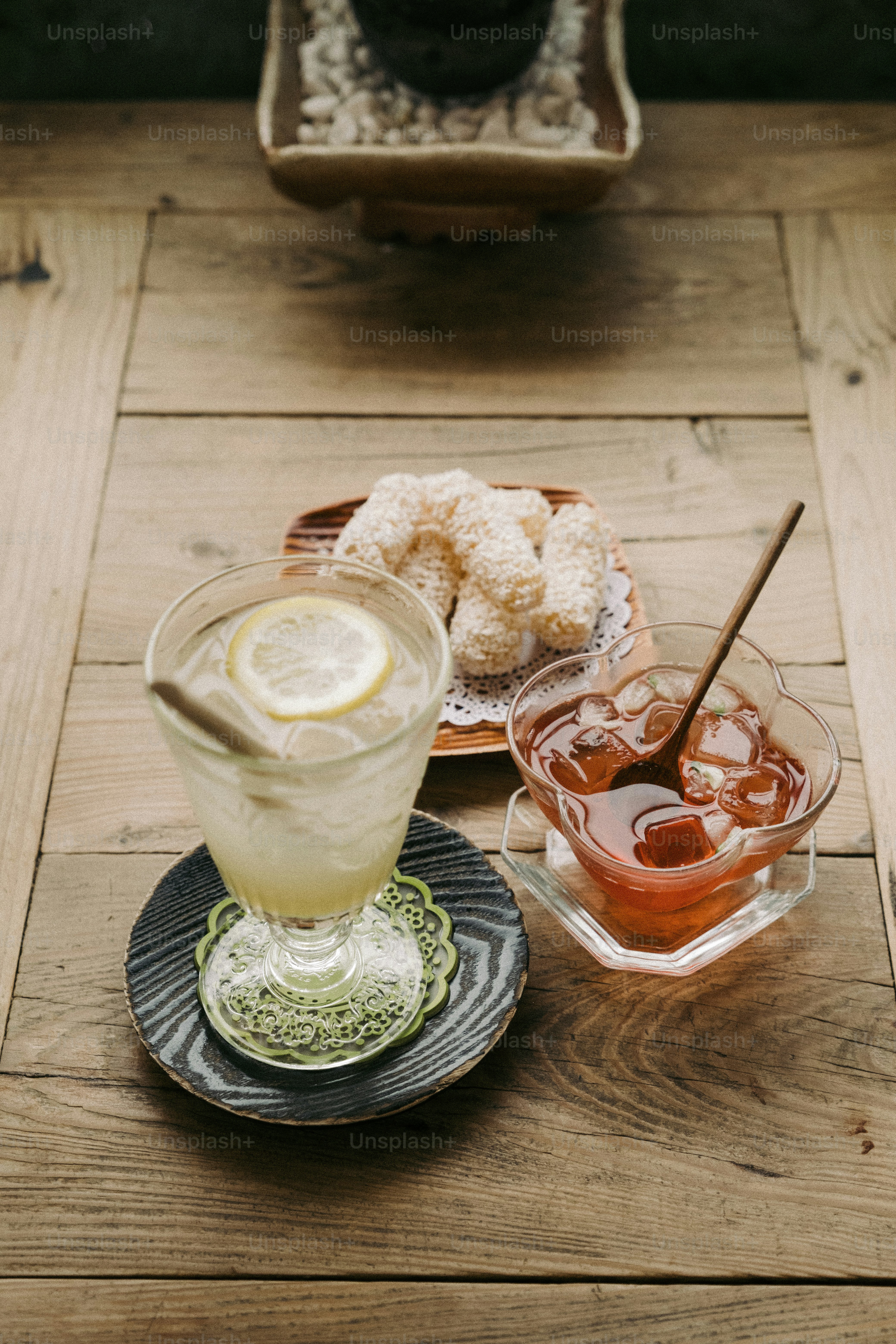 una mesa de madera cubierta con platos de comida y bebidas